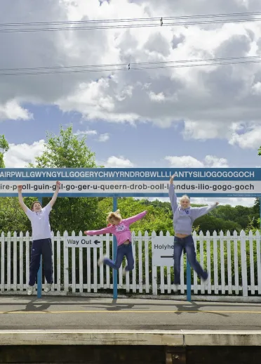Railway station nameboard with 'Llanfairpwllgwyngyllgogerychwyrndrobwllllantysiliogogogoch' text on it.