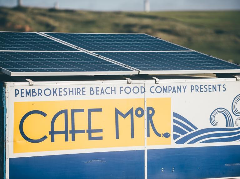 Sonnenkollektoren auf dem Dach des Cafés der Pembrokeshire Beachfood Company.