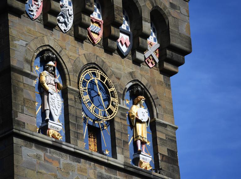 Ein Blick auf die Uhr auf dem Turm von Cardiff Castle.