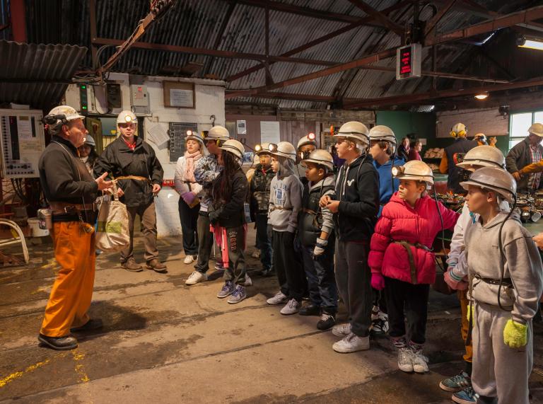 Eine Besuchergruppe mit Kumpels, Big Pit National Coal Museum