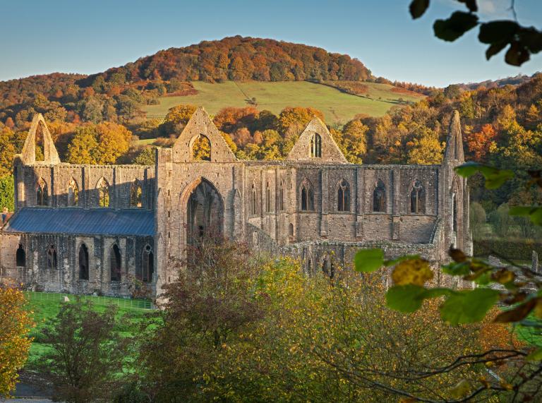 Außenansicht von Tintern Abbey, Monmouthshire, im Herbst.