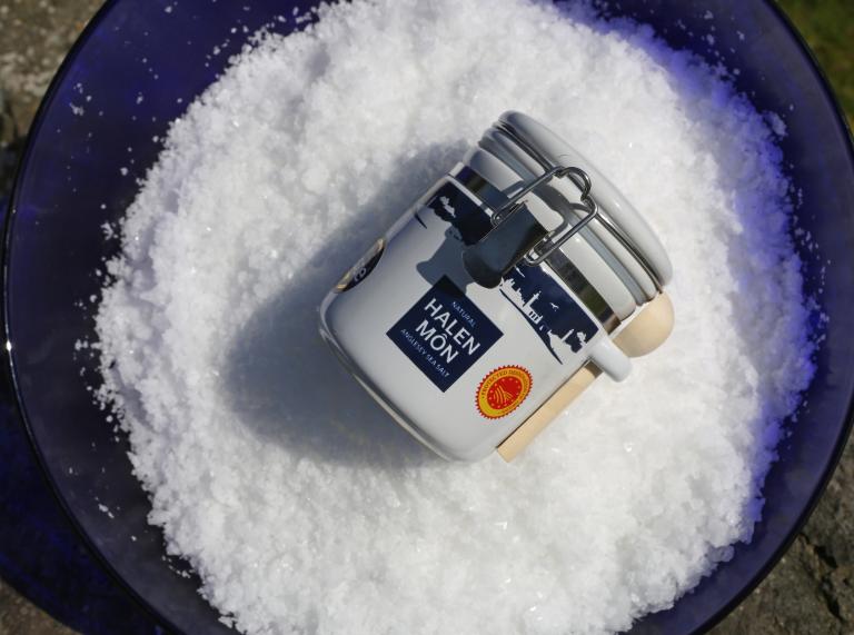 Bild eines Topfes salzigem Halen-Meersalz in einer Schüssel mit Salz.