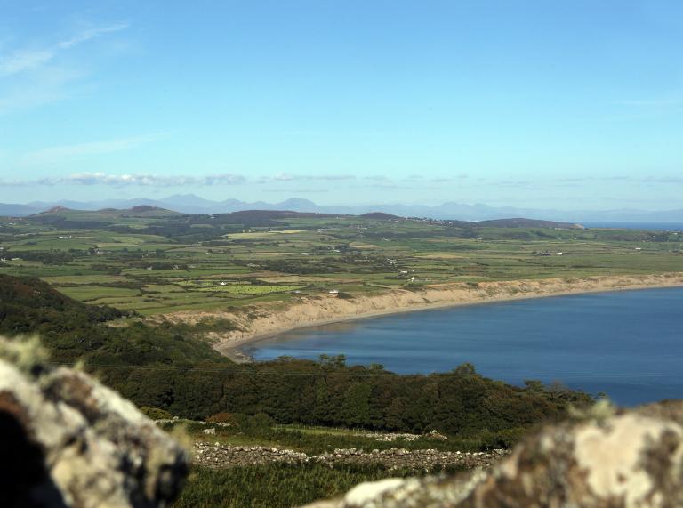 Blick auf eine Bucht von einer Anhöhe aus auf der Halbinsel Llŷn.