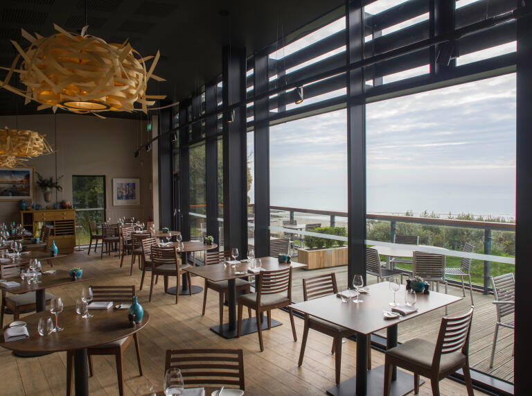 Im Coast Restaurant, Saundersfoot, mit Blick auf das Meer.