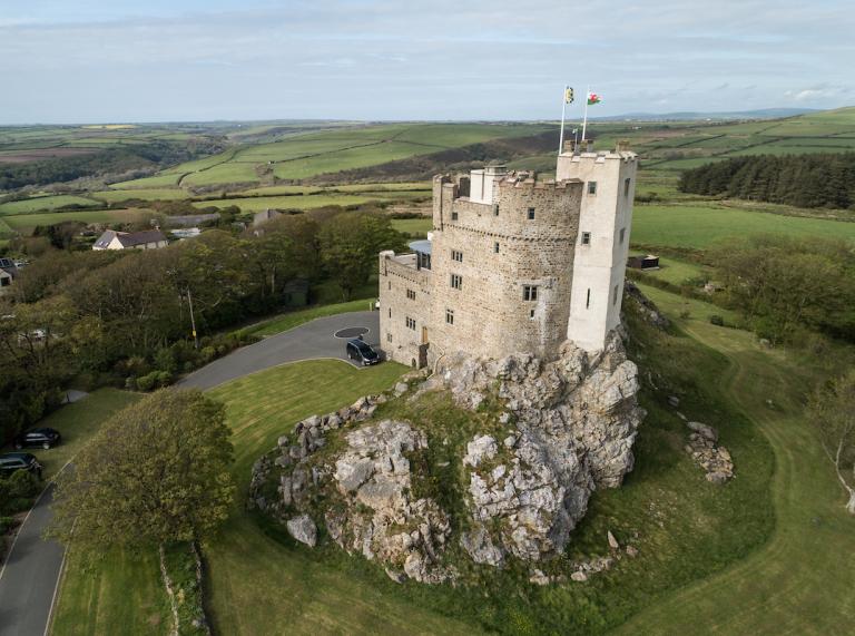 Roch Castle thront inmitten grüner Felder in Pembrokeshire.