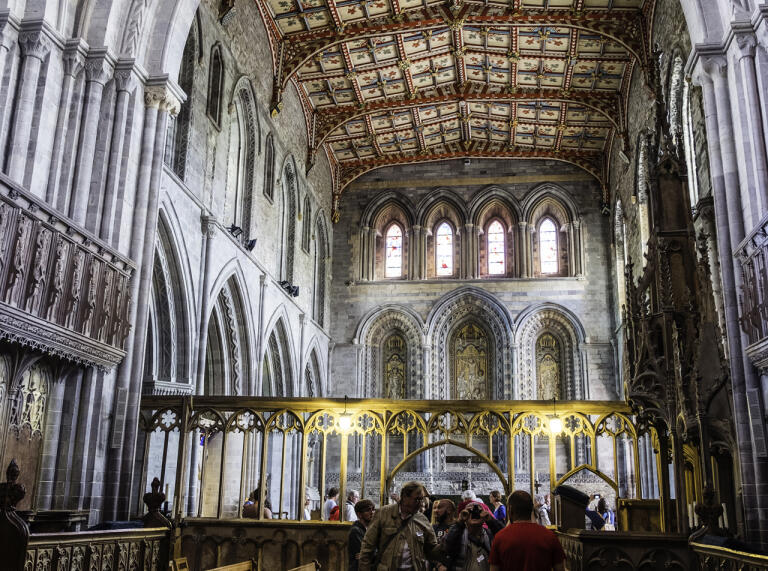 Innenbereich der Kathedrale, mit dekorativer Decke.