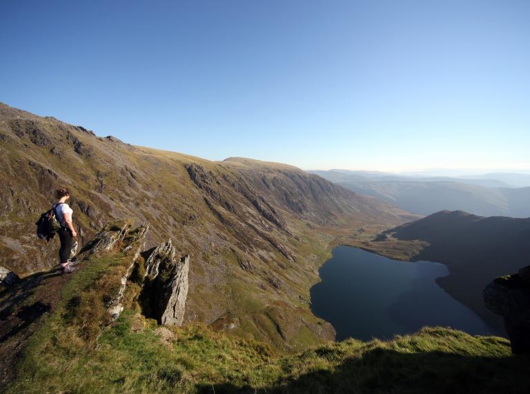 Wanderer mit Blick auf Cadair Idris, Snowdonia.