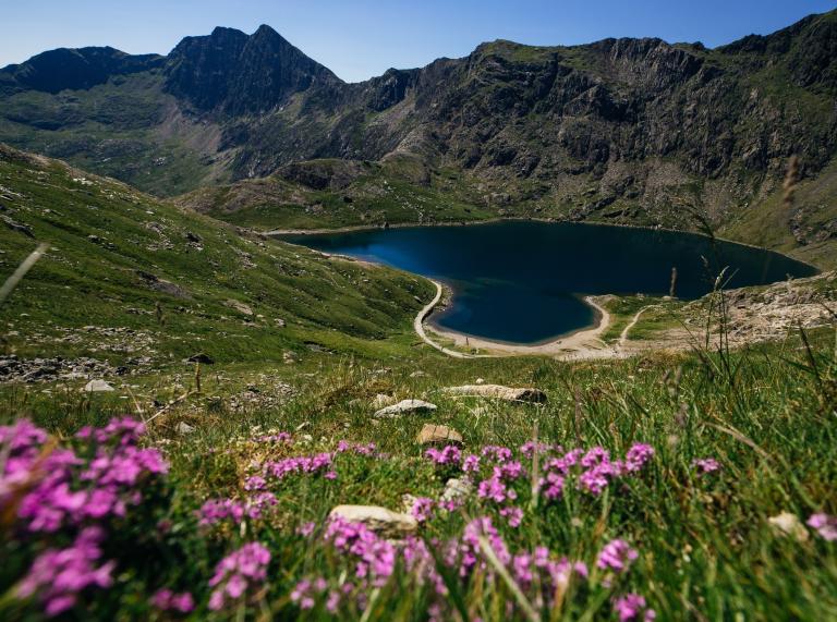 Guide to walking routes up Yr Wyddfa (Snowdon) | Visit Wales