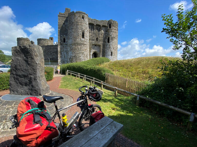 Ein Fahrrad, das vor einer Burg abgestellt ist.