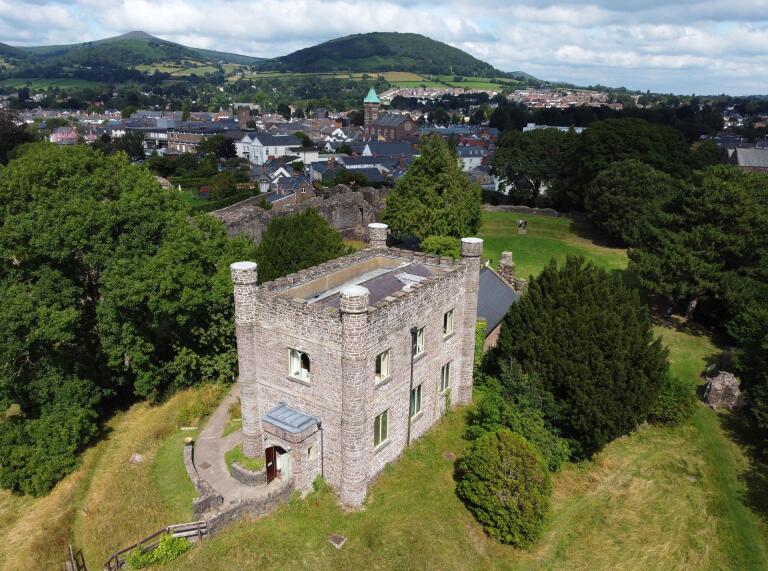 Luftbild der Burg und Stadt Abergavenny