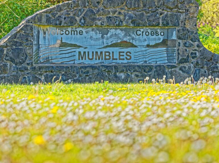 bilingual sign 'welcome croeso Mumbles'.