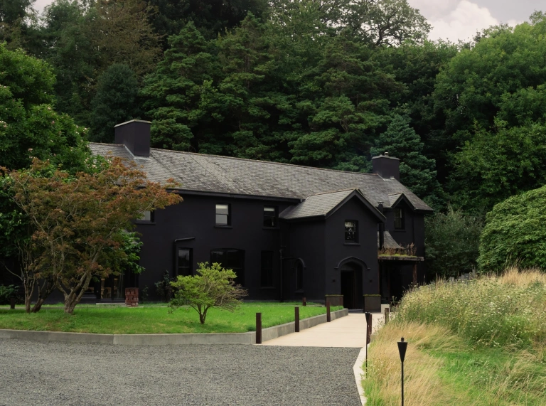 exterior of restaurant with rooms.