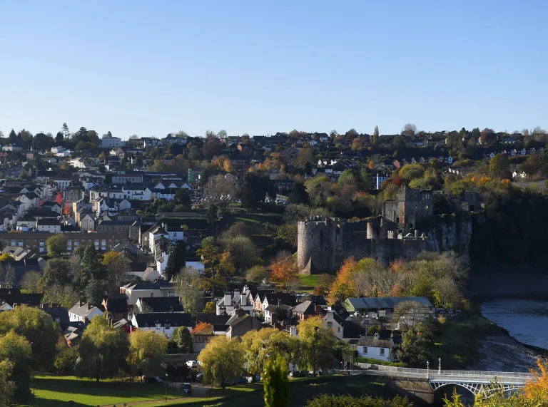 Ansicht von Chepstow mit Brücke und Burg.