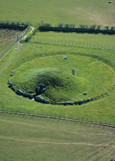 Ganggrab Bryn Celli Ddu aus der Vogelperspektive. 