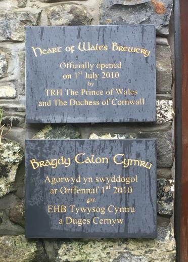 Gedenktafel an der Wand der Heart of Wales Brewery.