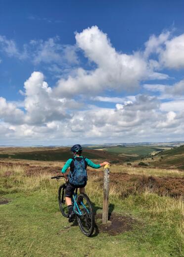 Radfahrerin auf dem Trans Cambrian Way, Powys, Mittelwales