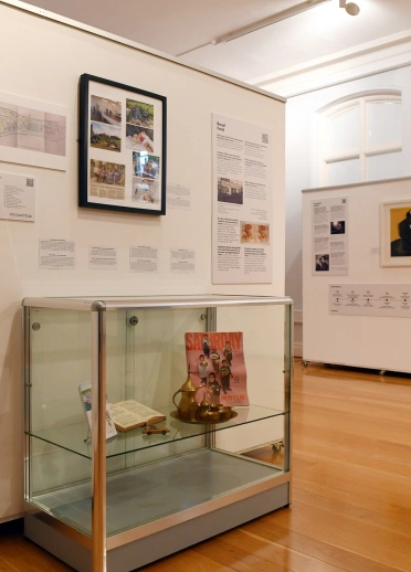 Glasvitrine und Displays an den Wänden.