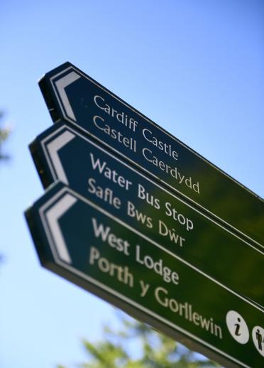 Image of bilingual signs on the Taff Trail