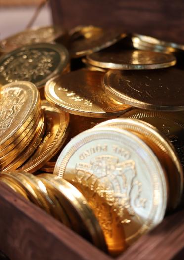 Eine Truhe mit glänzenden Münzen bei The Royal Mint Experience.