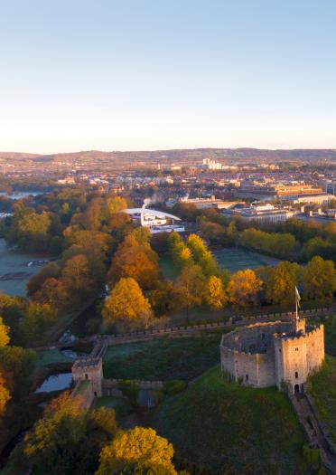 Luftaufnahme vom Cardiff Castle mit der Stadt im Hintergrund.