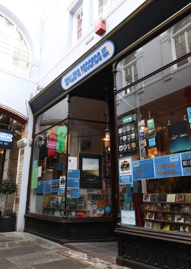 Außenansicht eines Plattenladens.