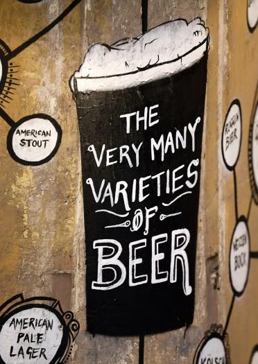 Wandkunst, die die vielen Biersorten beschreibt.