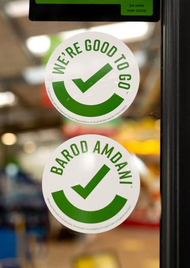 Detailansicht von Stickern mit der Aufschrift "We're good to go" und "Bardd Ambani".