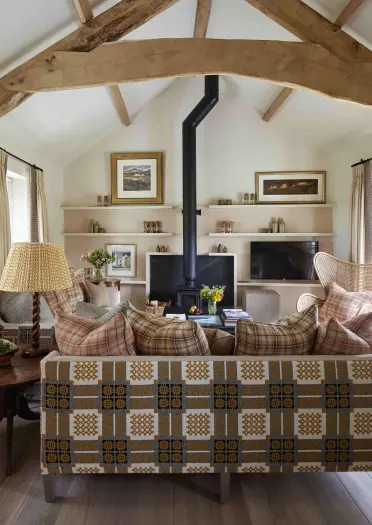 Lovage Lounge mit alten Holzbalken.