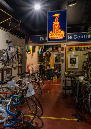 Ein großer Raum voller Fahrräder, die an den Wänden und auf dem Boden ausgestellt sind.