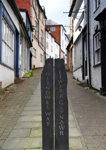 bilingual slate signpost with the words Glyndŵr’s Way and Llwybr Glyndŵr.