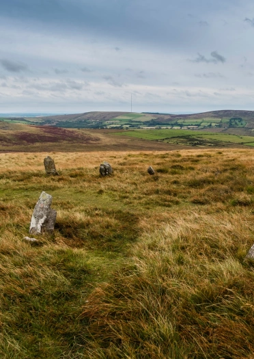 Eine Ansammlung neolithischer Steine in den Preseli Hills mit Blick auf den Gipfel des Carn Menyn.