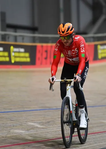 Geraint Thomas cycling in velodrome.