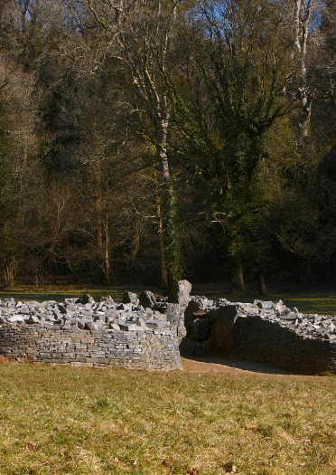 Überreste einer runden Grabkammer aus der Eisenzeit.