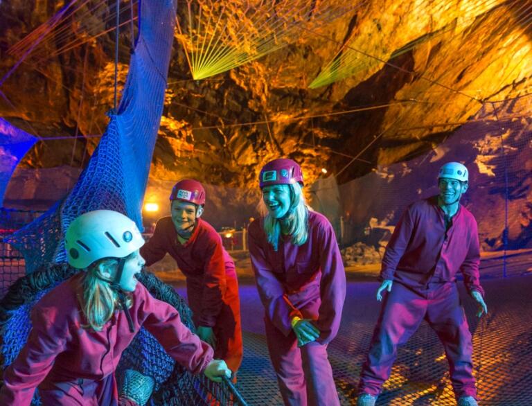Eine Gruppe von Menschen auf den Netzen des unterirdischen Trampolinparks Bounce Below.