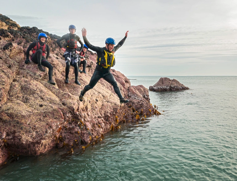 Coasteering bei St Davids, Pembrokeshire.