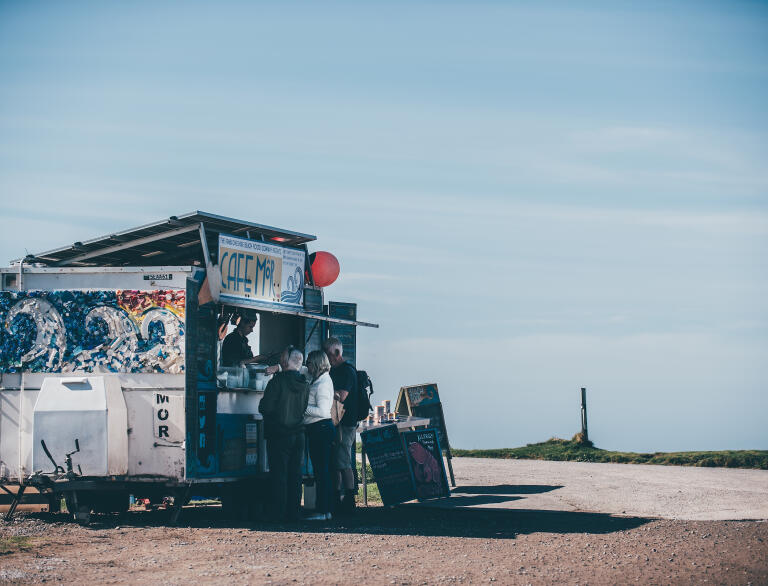 Ein Pop-up-Foodwagen an einem Strand.