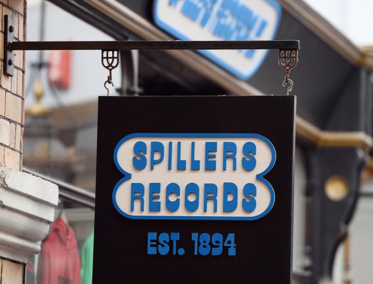 Spiller Records Schild.