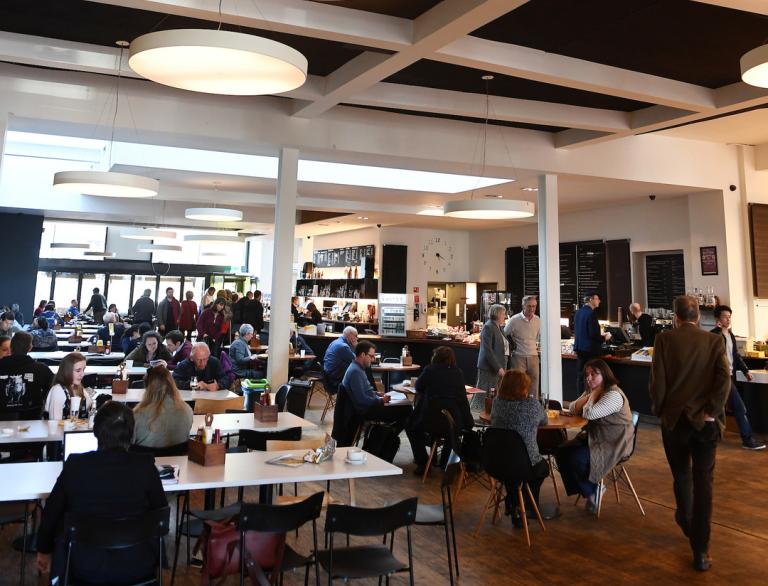 Im Chapter Arts Centre in Cardiff mit vielen Menschen im Cafébereich.