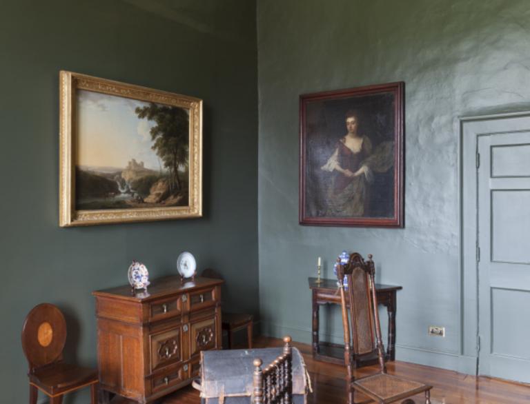 Schlafgemach mit historischen Möbeln und Gemälden an den Wänden