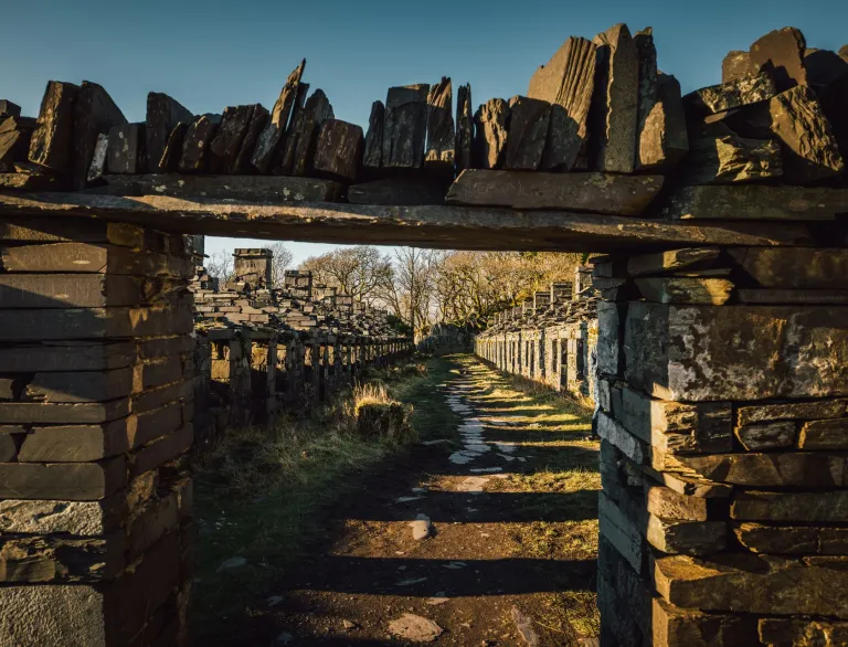 Werkstattruinen in einem Schiefersteinbruch.