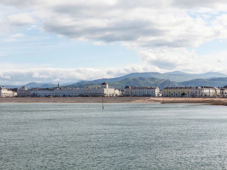 Blick auf Llandudno von außen auf dem Meer.