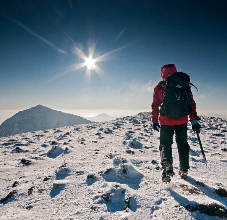 Wanderer/Bergsteiger nähert sich Snowdon Gipfel im Winter.