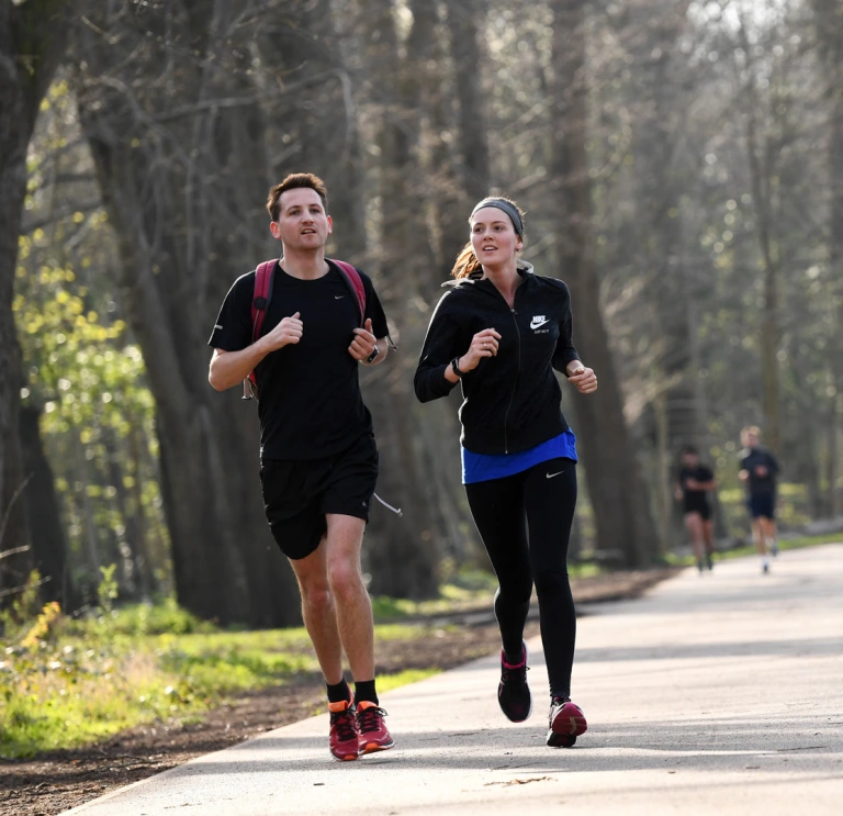 Two runners running along the Taff trail.