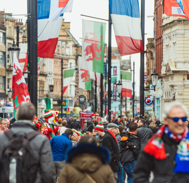Rugby-Fans in den Straßen von Cardiff.