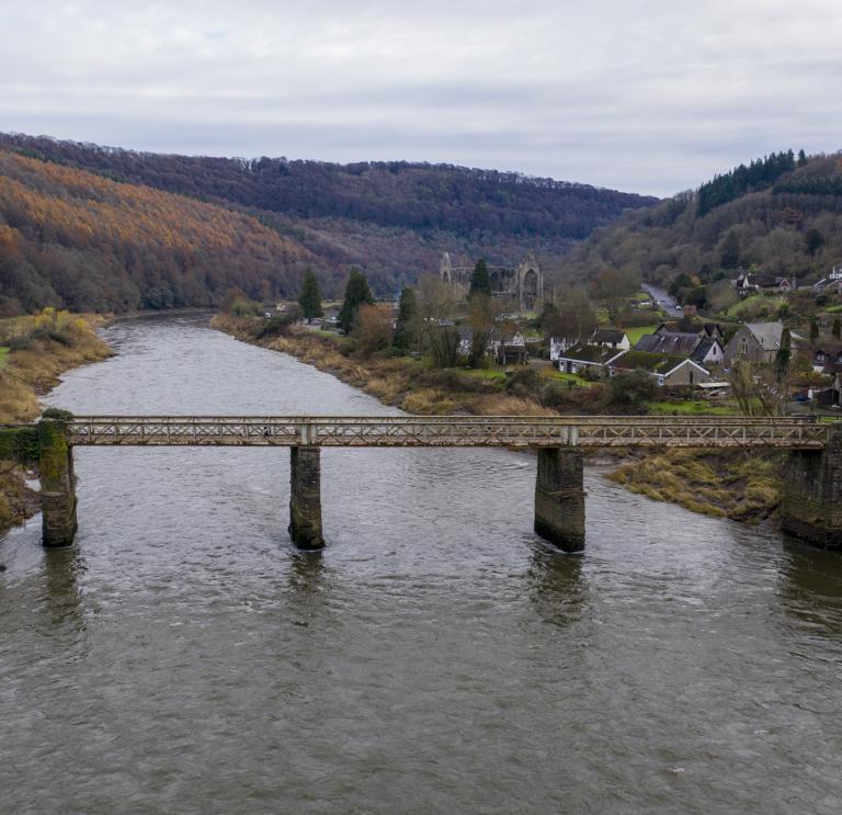 Alte Eisenbahnbrücke über den Fluss bei Tintern.
