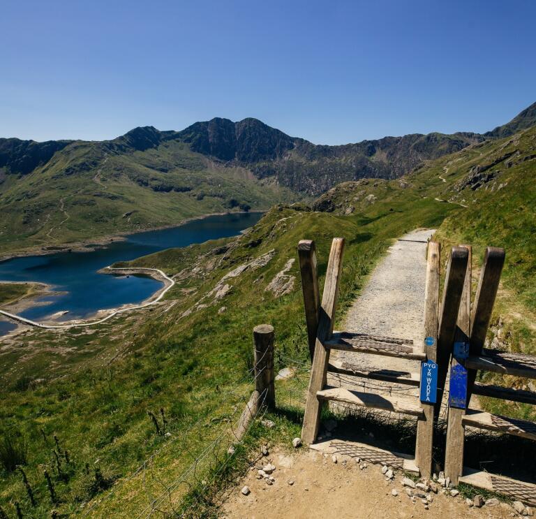 Guide to walking routes up Yr Wyddfa (Snowdon) | Visit Wales