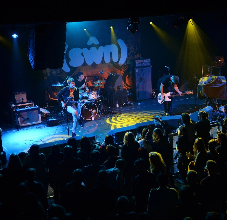 Eine Band spielt beim Sŵn Festival, Cardiff.