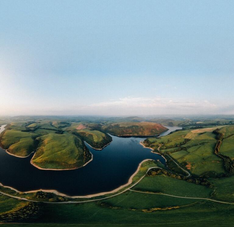 Eine Luftaufnahme von Seen umgeben von grünen Hügeln.