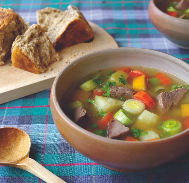 Powlen o gawl gyda llysiau.