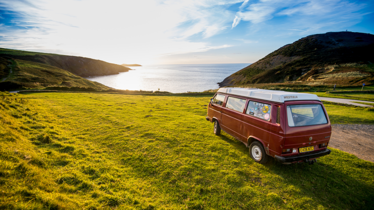 Bild eines roten Wohnmobils bei Mwnt, Ceredigion.